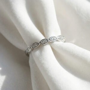 טבעת שורה משובצת